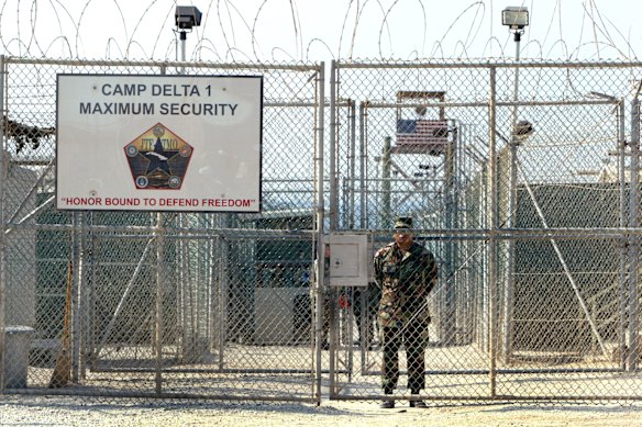 Delta do acampamento da Baía de Guantánamo. Dezenas no alarme suspeita de permanecer encarcerado. 