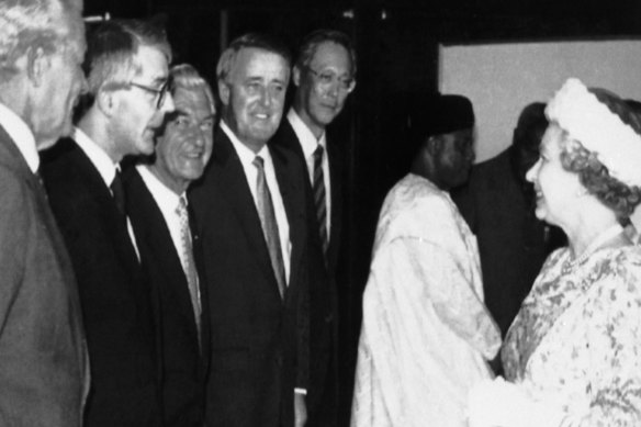 Queen Elizabeth II meets the High Level Appraisal delegates at the Commonwealth meeting in Harare, 1991. 