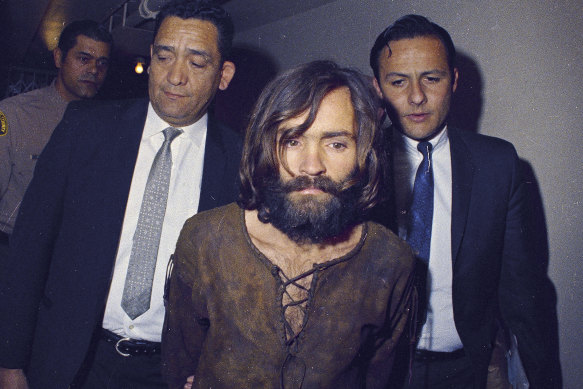 Charles Manson, 1969'da Los Angeles'ta Sharon Tate cinayeti davasıyla bağlantılı olarak komplo-cinayet suçlamasıyla mahkemeye çıkarılmasına kadar eşlik ediliyor.