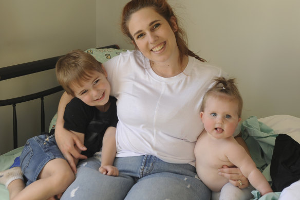 Cassie Rogers avec ses enfants Ollie, 4 ans, et Elodie, 11 mois.