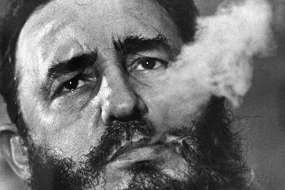Fidel Castro espira il fumo di sigaro in questa immagine del 1985.