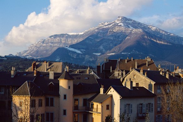 A antiga cidade de Chambéry e os Alpes Savoy além.