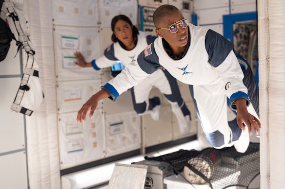 Athena (Angela Bassett) e Hen (Aisha Hinds) enfrentam perigos crescentes no espaço.