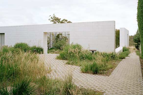This house has one foot in the ’burbs and the other in the bush.