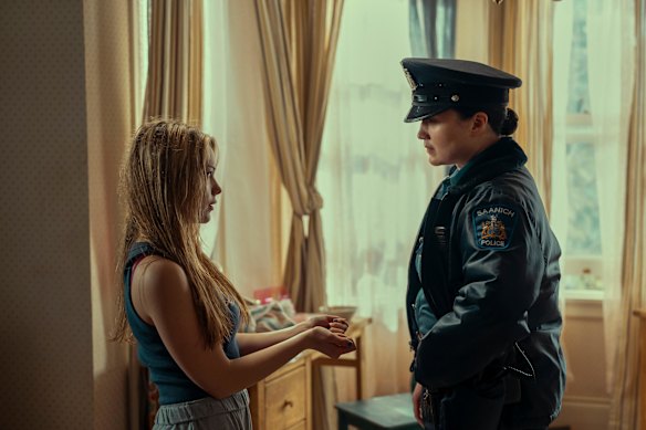 Jo Bell (Chloe Guidry), a schoolmate of the dead Reena, and Cam Bentland (Lily Gladstone), the police officer investigating the murder, in Under the Bridge. 