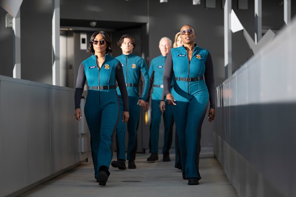 Enquanto uma tempestade geológica devasta a Terra, a missão espacial de Athena e Hen fica à beira do abismo. 