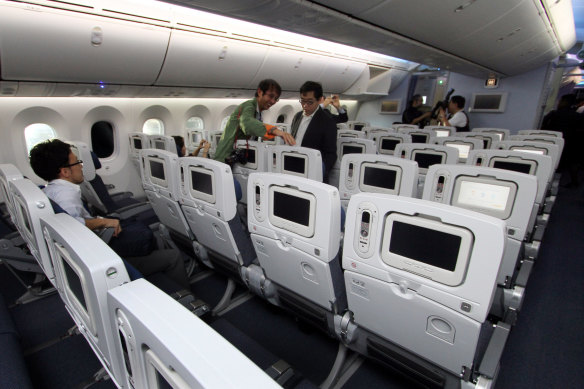 Japanese politeness can help avoid disputes over reclining seats.