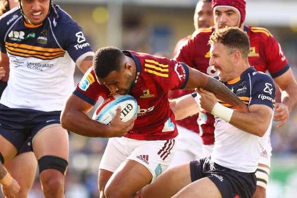 Nic White tackling Jona Nareki before coming off the field injured.