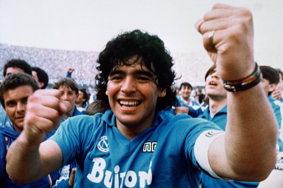 Maradona comemora depois de levar o Napoli ao primeiro título da Série A em 1987.