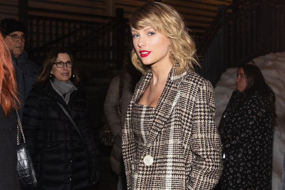 Taylor Swift takes a cue from the ’60s  and ’70s with her sandy blonde locks.