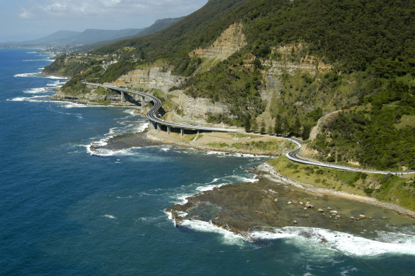 Sea Cliff Bridge links the coastal villages of Coalcliff and Clifton.