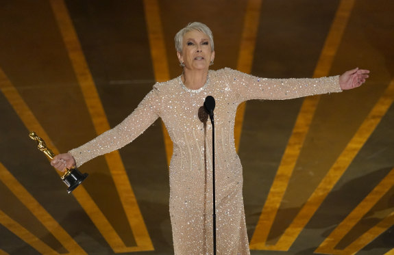 Jamie Lee Curtis accepts her Oscar.