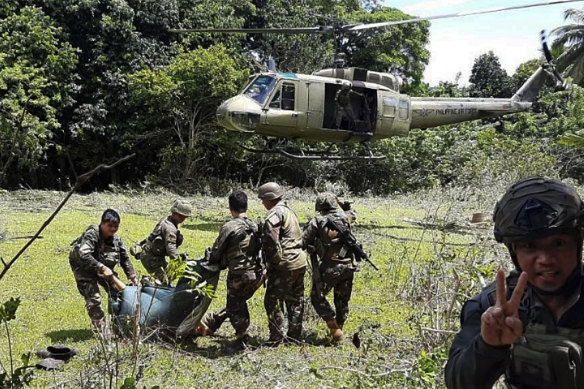 Philippine soldiers carry bodies towards a military helicopter. A long-held Dutch hostage was shot and killed by his Abu Sayyaf captors when he tried to escape during a gun battle in southern Philippines in 2019.
