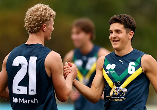 Lindsay (à direita, com seu colega em potencial Harley Barker) é um dos jogadores mais dedicados da classe draft de 2025.