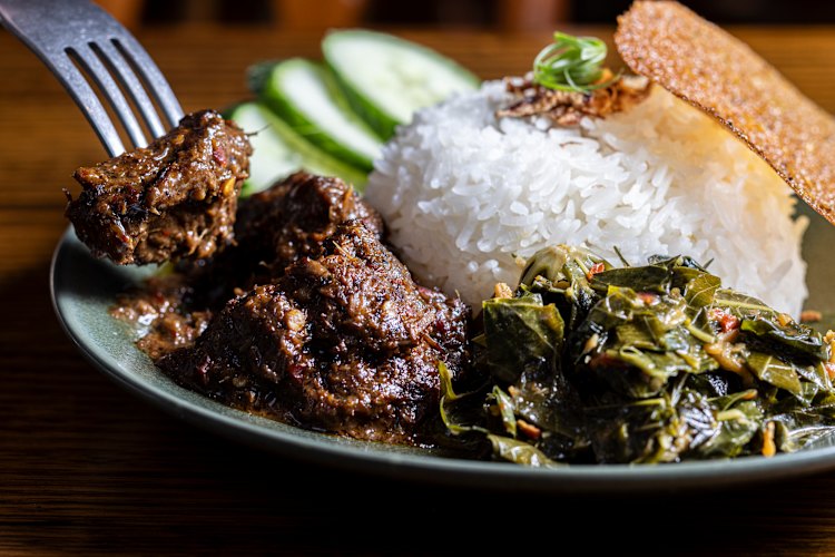 Beef cheek rendang topped with a lacy cracker made from kremes, a crunchy topping of chicken stock and seasoned flour.