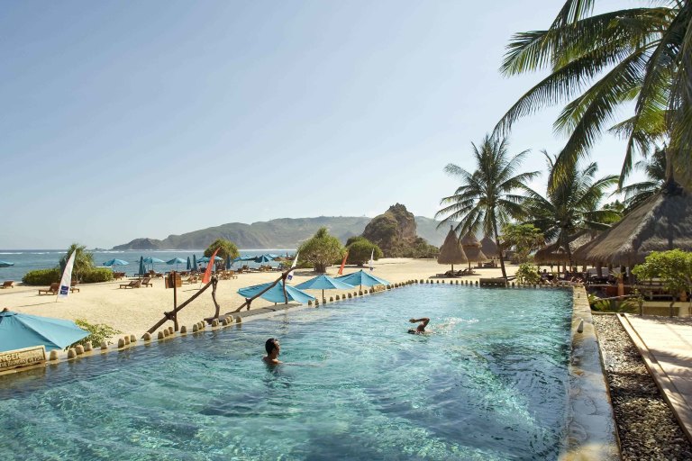 龙目岛诺富特酒店的海边泳池。