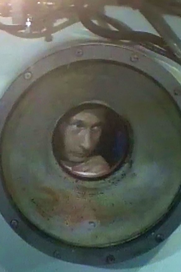 Vida aquática: Putin mergulha no fundo do Lago Baikal em um minissubmersível em 2009.