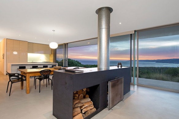 The magnificent Rotten Point House sits atop an untouched clifftop between Apollo Bay and The Twelve Apostles. 