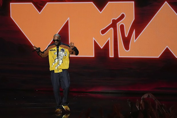 Host Snoop Dogg speaks during the MTV Video Music Awards on Sunday, Sept. 27, 2026, at the Peacock Theater in Los Angeles. (AP Photo/Chris Pizzello)