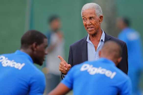 Sobers chats with members of the West Indies team in 2015.