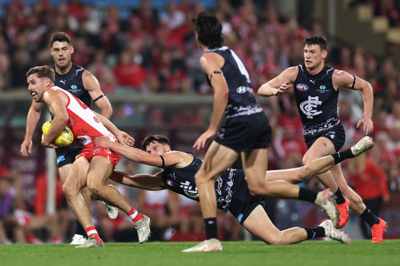 Swans’ surge puts Blues on back foot in blockbuster clash