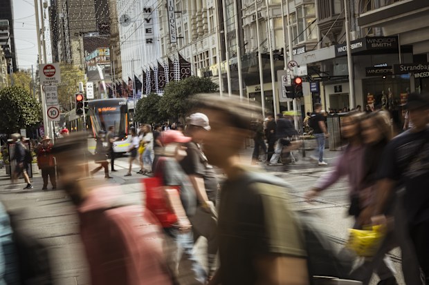 Melbourne'da Bourke Caddesi'nde yürüyen insanlar.