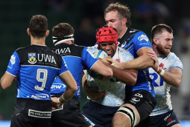 Langi Gleeson gets tackled by Carlo Tizzano and Izack Rodda of the Force.