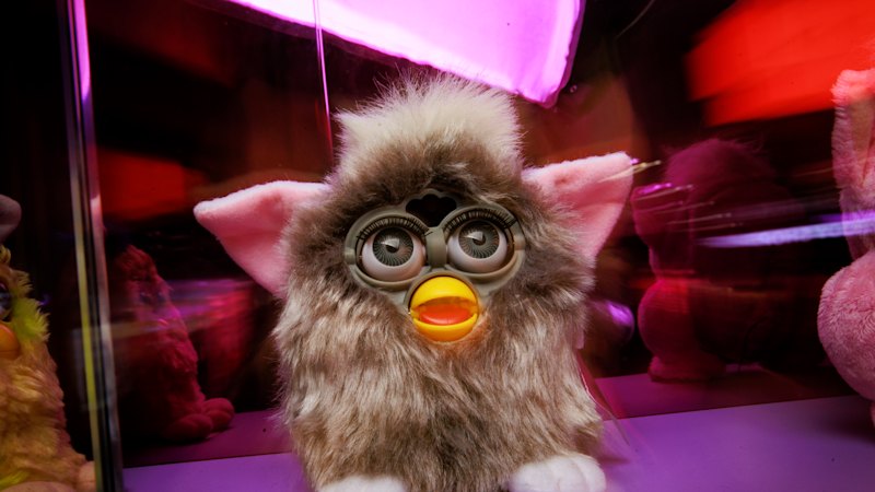 ‘Is that a Furby?’: Return of the ’90s with a dancing toy chorus