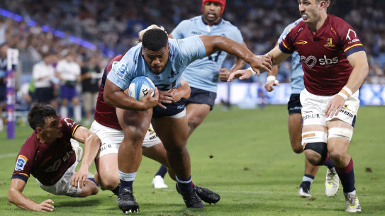 Siosifa Amone scores for the Waratahs.