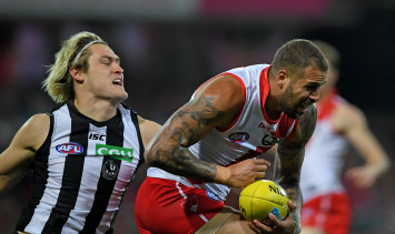 Darcy Moore and Lance Franklin compete during a 2018 clash. 