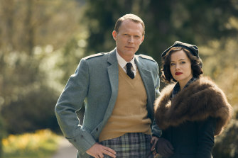 Captain Ian Campbell, the Duke of Argyll (Paul Bettany) and his wife Margaret (Claire Foy) in A Very British Scandal.