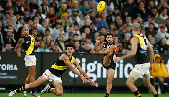 Josh Daicos helped Collingwood maintain their unbeaten start with a win over Richmond.