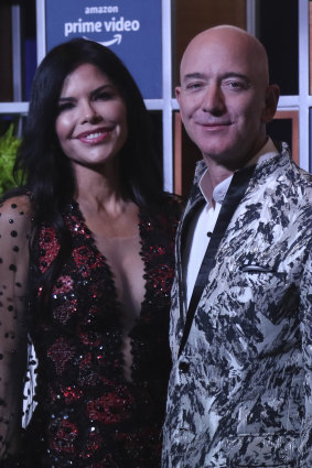 News anchor Lauren Sanchez poses with Amazon CEO Jeff Bezos during an event in India.