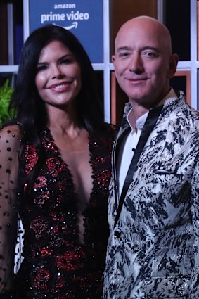 News anchor Lauren Sanchez poses with Amazon CEO Jeff Bezos during an event in India.