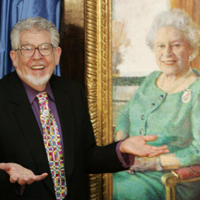 Harris at the unveiling of his portrait of the Queen in 2005.