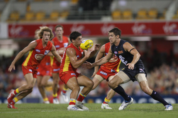 Dion Prestia tries to mark but is tackled by Jordan Russell.