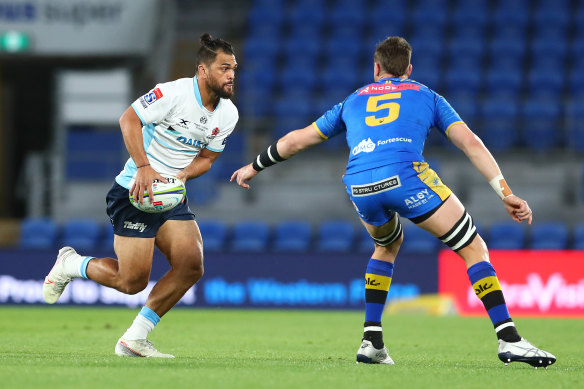 Waratah Karmichael Hunt makes a run at Cbus Super Stadium.