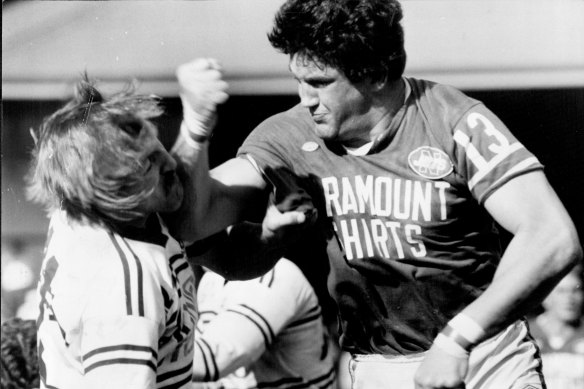 Bring back the biff? … Newtown’s Steve Bowden punches Manly’s Mark Broadhurst during the 1981 NSWRL semi-final.
