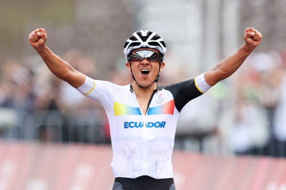 Richard Carapaz of Ecuador celebrates a solo victory in the men’s road race. 