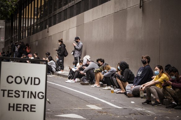 People queue for a coronavirus test at a Bourke Street centre in Melbourne. An inquiry into COVID could determine if there are better ways to deal with mass testing.