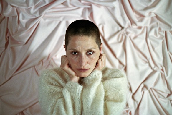 Cate Le Bon says she would prefer to be single over enduring the gendered labour of an unhappy relationship.