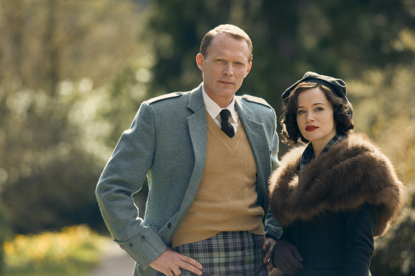 Captain Ian Campbell, the Duke of Argyll (Paul Bettany) and his wife Margaret (Claire Foy) in A Very British Scandal.