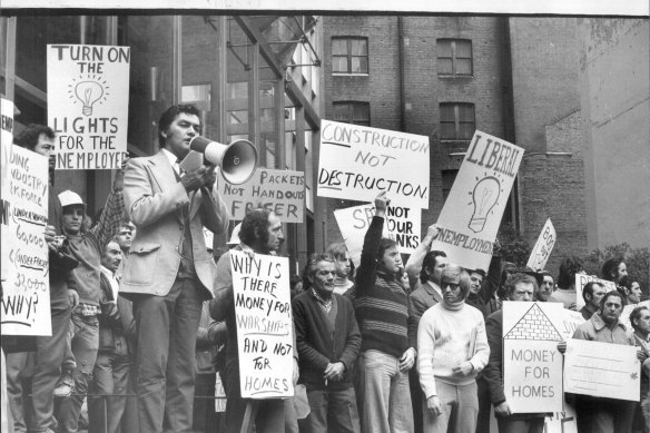 Stan Sharkey addresses builders at the “Save the Building Industry Rally” at Chifley Square in 1976.