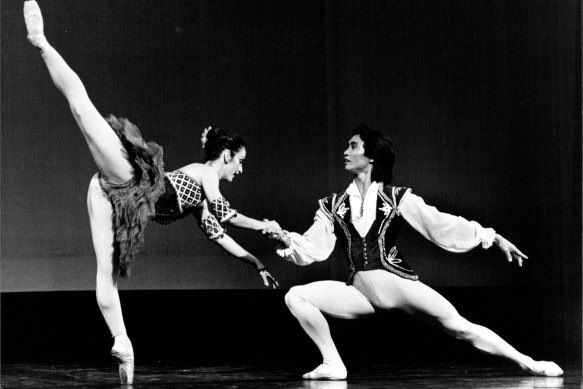 Mary McKendry and Li Cunxin performing with the Australian Ballet in 1990.