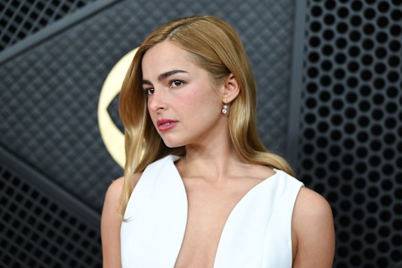 Addison Rae asiste a los premios Grammy 2026 en un papel secundario.