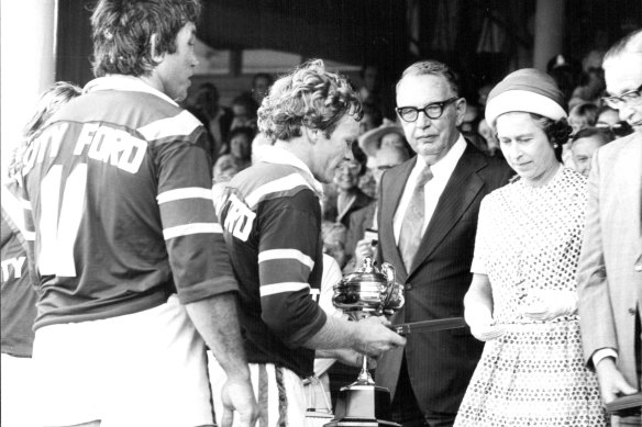 Queen Elizabeth presenting Bob Fulton with the Wills trophy at the SCG in 1977.