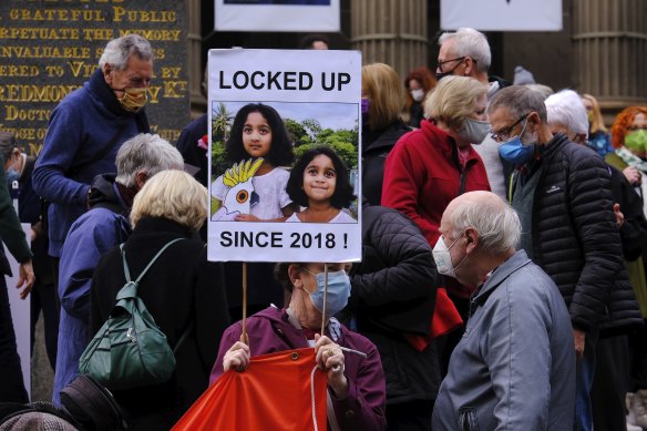 People rally outside the State Library in Melbourne to support Priya and Nadesalingam Murugappan and their Australian-born daughters, Kopika and Tharnicaa, in June 2021.