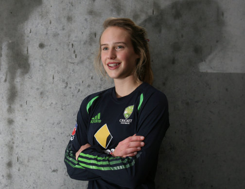 Perry before her debut as a 16-year-old. 