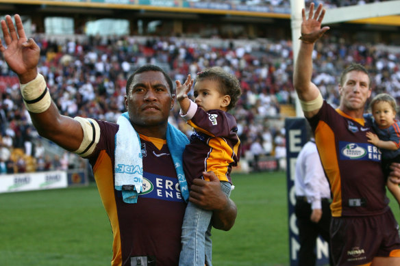 Petero Civoniceva and Brad Thorn wave to the crowd during a lap of honour after their last home game in August 2007.
