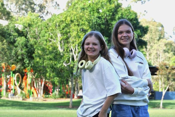 Olivia (derecha), de doce años, y su hermana menor, Frankie (izquierda), probaron suerte con la programación mientras estaban en la escuela.